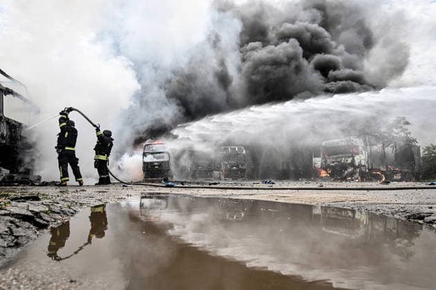 Rescuers work to extinguish a fire caused by Russian drone strikes at a parking lot, Zaporizhzhia, Ukraine, June 25, 2026. The Russian army attacked the city with strike drones, targeting a petrol station, Ukrzaliznytsia (Ukrainian Railways) locomotives and a parking lot. Fires broke out, and one person was killed as a result of the attack. (Photo by Dmytro Smolienko Ukrinform) Russia attacks parking lot in Zaporizhzhia with drones  Copyright: xDmytroxSmolienkox