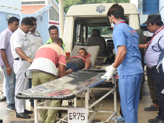 India: Kolkata under-construction warehouse collapse Rescue team bringing the injured people at SSKM hospital. At least four people are feared dead and 16 injured after an under-construction warehouse building collapsed in Kolkata s Taratala area, trapping several workers beneath the debris, according to reports. - Kolkata West Bengal India Copyright: SandipxSaha