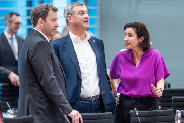 Auftaktbilder zu Beginn der Sitzung im Kanzleramt - Lars Klingbild, Markus Söder, Dorothee Bär (von links);Beratung mit den Regierungschefs der Länder - Ministerpräsidentenkonferenz - MPK, Berlin Berlin Deutschland Bundeskanzleramt *** Opening photos at the start of the meeting at the Chancellery: Lars Klingbild, Markus Söder, Dorothee Bär (from left). Consultations with the heads of state of the federal states. Conference of Minister Presidents (MPK), Berlin, Germany, Federal Chancellery