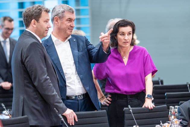 Auftaktbilder zu Beginn der Sitzung im Kanzleramt - Lars Klingbild, Markus Söder, Dorothee Bär (von links);Beratung mit den Regierungschefs der Länder - Ministerpräsidentenkonferenz - MPK, Berlin Berlin Deutschland Bundeskanzleramt *** Opening photos at the start of the meeting at the Chancellery: Lars Klingbild, Markus Söder, Dorothee Bär (from left). Consultations with the heads of state of the federal states. Conference of Minister Presidents (MPK), Berlin, Germany, Federal Chancellery