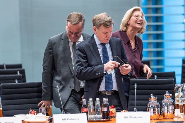 Auftaktbilder zu Beginn der Sitzung im Kanzleramt - Boris Pistorius, Anke Rehlinger, Johann Wadephul;Beratung mit den Regierungschefs der Länder - Ministerpräsidentenkonferenz - MPK, Berlin Berlin Deutschland Bundeskanzleramt *** Opening shots at the start of the meeting at the Chancellery: Boris Pistorius, Anke Rehlinger, Johann Wadephul; Consultations with the heads of state of the federal states; Conference of Minister Presidents (MPK), Berlin, Berlin, Germany, Federal Chancellery