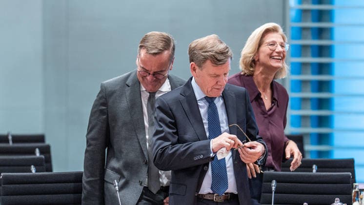 Auftaktbilder zu Beginn der Sitzung im Kanzleramt - Boris Pistorius, Anke Rehlinger, Johann Wadephul;Beratung mit den Regierungschefs der Länder - Ministerpräsidentenkonferenz - MPK, Berlin Berlin Deutschland Bundeskanzleramt *** Opening shots at the start of the meeting at the Chancellery: Boris Pistorius, Anke Rehlinger, Johann Wadephul; Consultations with the heads of state of the federal states; Conference of Minister Presidents (MPK), Berlin, Berlin, Germany, Federal Chancellery