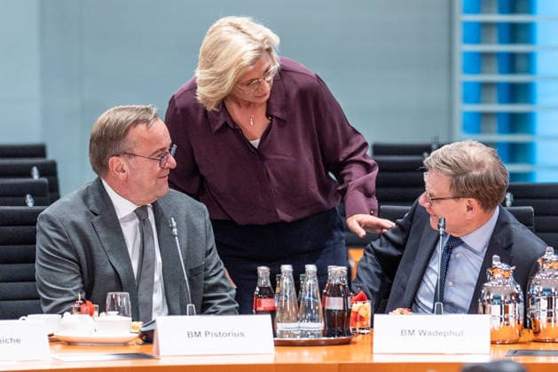 Auftaktbilder zu Beginn der Sitzung im Kanzleramt - Boris Pistorius, Anke Rehlinger, Johann Wadephul;Beratung mit den Regierungschefs der Länder - Ministerpräsidentenkonferenz - MPK, Berlin Berlin Deutschland Bundeskanzleramt *** Opening shots at the start of the meeting at the Chancellery: Boris Pistorius, Anke Rehlinger, Johann Wadephul; Consultations with the heads of state of the federal states; Conference of Minister Presidents (MPK), Berlin, Berlin, Germany, Federal Chancellery