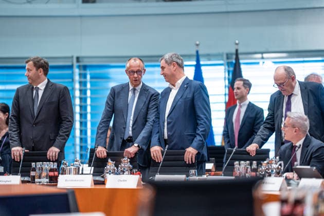 Auftaktbilder zu Beginn der Sitzung im Kanzleramt - Lars Klingbeil, Friedrich Merz, Markus Söder (von links);Beratung mit den Regierungschefs der Länder - Ministerpräsidentenkonferenz - MPK, Berlin Berlin Deutschland Bundeskanzleramt *** Opening photos at the start of the meeting at the Chancellery: Lars Klingbeil, Friedrich Merz, Markus Söder (from left). Consultation with the heads of state of the federal states. Conference of Minister Presidents (MPK), Berlin, Germany, Federal Chancellery