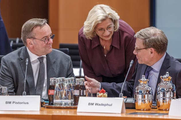 Auftaktbilder zu Beginn der Beratung mit den Regierungschefinnen und Regierungschefs der Länder im Bundeskanzleramt in Berlin am 25.06.2026. Boris Pistorius (SPD), Bundesminister der Verteidigung, Anke Gabriele Rehlinger, Ministerpräsidentin des Saarlandes und Johann Wadephul (CDU), Bundesaussenminister. Berlin Berlin Deutschland Kanzleramt *** Opening photos from the start of the meeting with the heads of state and government of the federal states at the Federal Chancellery in Berlin on June 25, 2026: Boris Pistorius (SPD), Federal Minister of Defense, Anke Gabriele Rehlinger, Minister-President of Saarland, and Johann Wadephul (CDU), Federal Minister of Foreign Affairs; Berlin, Germany; Federal Chancellery