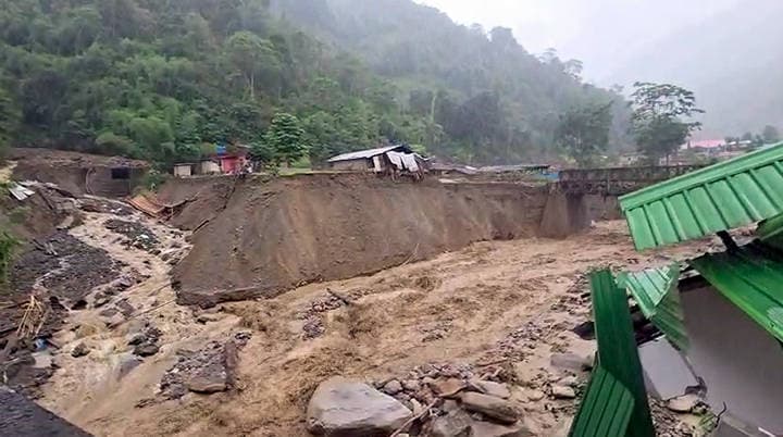 RECORD DATE NOT STATED A view of a damage house following incessant heavy rainfall which triggered a flash flood Panyor Arunachal Pradesh , Jun 25 (ANI): A view of a damage house following incessant heavy rainfall which triggered a flash flood in the Yachuli area of Keyi, in Panyor on Wednesday. (ADC Yachuli ANI Video Grab) Panyor Arunachal Pradesh India Copyright: xANIx ANI_20260625090