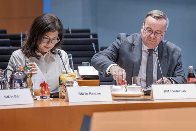 Auftaktbilder zu Beginn der Beratung mit den Regierungschefinnen und Regierungschefs der Länder im Bundeskanzleramt in Berlin am 25.06.2026. Katherina Reiche (CDU), Bundesministerin fuer Wirtschaft und Energie und Boris Pistorius (SPD), Bundesminister der Verteidigung. Berlin Berlin Deutschland Kanzleramt *** Opening shots at the start of the meeting with the heads of state and government of the federal states at the Federal Chancellery in Berlin on June 25, 2026: Katherina Reiche (CDU), Federal Minister for Economic Affairs and Energy, and Boris Pistorius (SPD), Federal Minister of Defense; Berlin, Berlin, Germany, Federal Chancellery