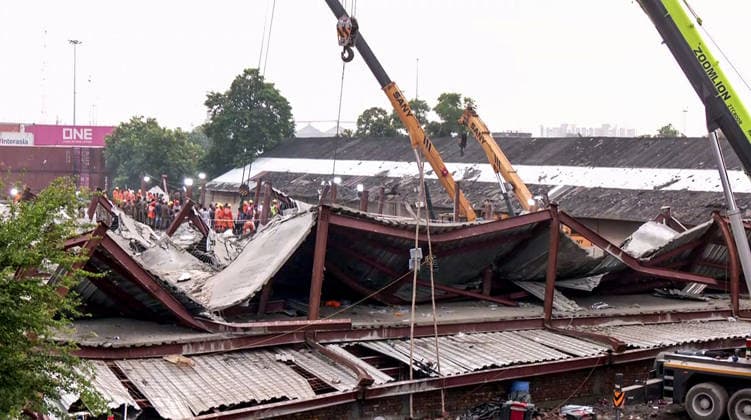 RECORD DATE NOT STATED Search and rescue operations are underway after a three-storey under-construction warehouse collapsed at Taratala Kolkata, Jun 25 (ANI): Search and rescue operations are underway after a three-storey under-construction warehouse collapsed at Taratala, in Kolkata on Thursday. (ANI Video Grab) Kolkata West Bengal India Copyright: xANIx ANI_20260625107