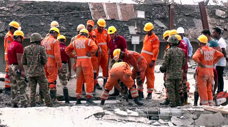 RECORD DATE NOT STATED Search and rescue operations are underway after a three-storey under-construction warehouse collapsed at Taratala Kolkata, Jun 25 (ANI): Search and rescue operations are underway after a three-storey under-construction warehouse collapsed at Taratala, in Kolkata on Thursday. (ANI Video Grab) Kolkata West Bengal India Copyright: xANIx ANI_20260625111