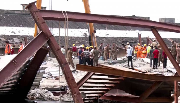 RECORD DATE NOT STATED Search and rescue operations are underway after a three-storey under-construction warehouse collapsed Kolkata, Jun 25 (ANI): Search and rescue operations are underway after a three-storey under-construction warehouse collapsed at Taratala, in Kolkata on Thursday. (ANI Video Grab) Kolkata West Bengal India Copyright: xANIx ANI_20260625112