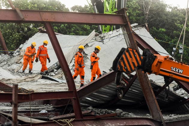 NDRF personnel at the site where the shed of an under-construction warehouse collapsed in Taratala Kolkata, Jun 25 (ANI): NDRF personnel at the site where the shed of an under-construction warehouse collapsed in Taratala, in Kolkata on Thursday. Kolkata West Bengal India Copyright: xANIx ANI_20260625117