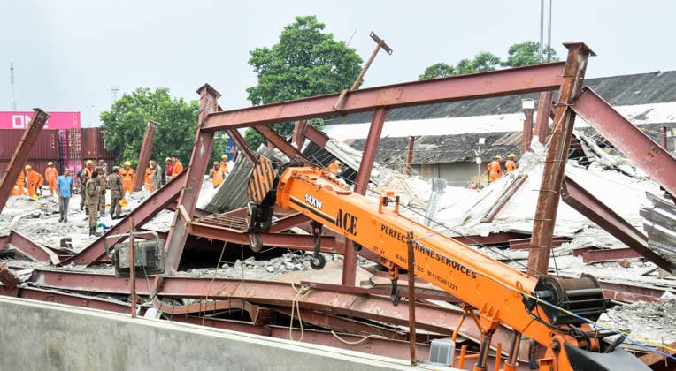 RECORD DATE NOT STATED Search and rescue operation underway at the site where an under-construction godown shed collapsed in Taratala Kolkata, Jun 25 (ANI): Search and rescue operation underway at the site where an under-construction godown shed collapsed in Taratala, in Kolkata on Thursday. Kolkata West Bengal India Copyright: xANIx ANI_20260625148