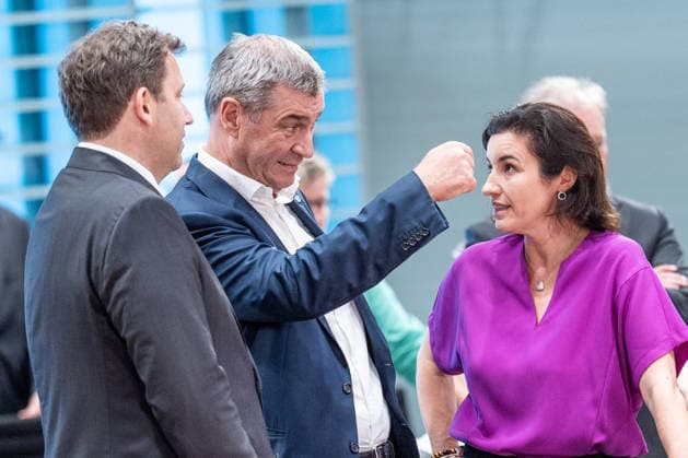 Auftaktbilder zu Beginn der Sitzung im Kanzleramt - Lars Klingbild, Markus Söder, Dorothee Bär (von links);Beratung mit den Regierungschefs der Länder - Ministerpräsidentenkonferenz - MPK, Berlin Berlin Deutschland Bundeskanzleramt *** Opening photos at the start of the meeting at the Chancellery: Lars Klingbild, Markus Söder, Dorothee Bär (from left). Consultation with the heads of state of the federal states. Conference of Minister Presidents (MPK), Berlin, Germany, Federal Chancellery