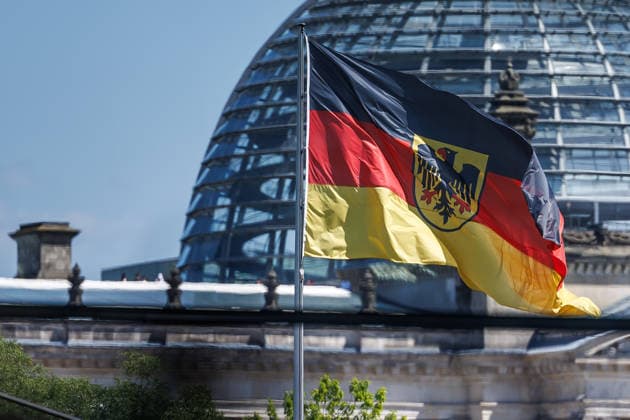 Auftaktbilder zu Beginn der Beratung mit den Regierungschefinnen und Regierungschefs der Länder im Bundeskanzleramt in Berlin am 25.06.2026. Deutschland Flagge vor der Kuppel des Reichstagsgebaeude Berlin Berlin Deutschland Kanzleramt *** Opening shots at the start of the meeting with the heads of state and government of the federal states at the Federal Chancellery in Berlin on June 25, 2026. German flag in front of the dome of the Reichstag building, Berlin, Germany, Federal Chancellery