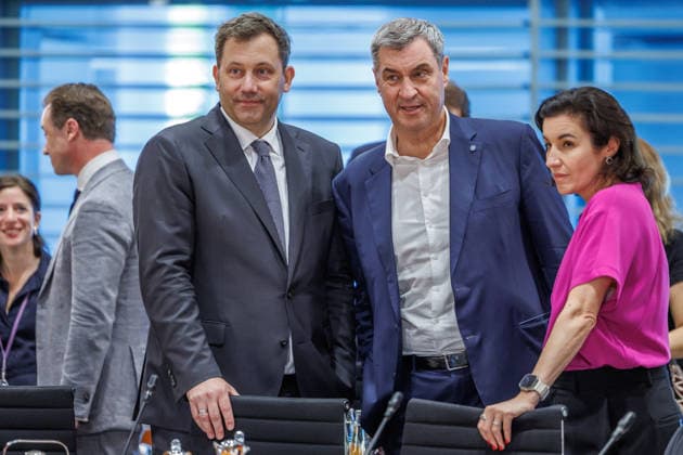 Auftaktbilder zu Beginn der Beratung mit den Regierungschefinnen und Regierungschefs der Länder im Bundeskanzleramt in Berlin am 25.06.2026. Bundesminister der Finanzen Lars Klingbeil (SPD), Markus Söder (CSU), Bundesministerin für Forschung, Technologie und Raumfahrt Dorothee Bär (CSU). Berlin Berlin Deutschland Kanzleramt *** Opening photos from the start of the meeting with the heads of state and government of the federal states at the Federal Chancellery in Berlin on June 25, 2026: Federal Minister of Finance Lars Klingbeil (SPD), Markus Söder (CSU), Federal Minister of Research, Technology, and Space Dorothee Bär (CSU), Berlin, Berlin, Germany, Federal Chancellery