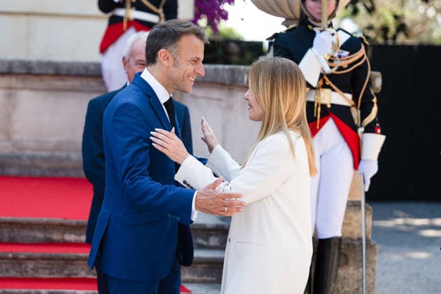 Emmanuel Macron welcomes Giorgia Meloni to Villa Eilenroc for an in-depth discussion during the 36th Franco-Italian Summit in Antibes, France, on June 25, 2026. Laurent Coust, Pool Bestimage, Antibes, France  Copyright: xLaurentxCoust Pool BestimagexLaurentxCoust Pool Bestimagex