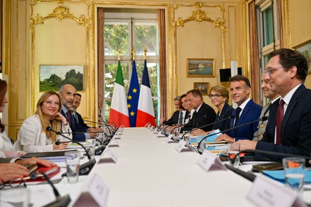 Emmanuel Macron welcomes Giorgia Meloni to Villa Eilenroc for an in-depth discussion during the 36th Franco-Italian Summit in Antibes, France, on June 25, 2026. Laurent Coust, Pool Bestimage, Antibes, France  Copyright: xLaurentxCoust Pool BestimagexLaurentxCoust Pool Bestimagex