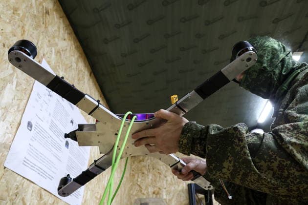 RUSSIA - JUNE 25, 2026: A serviceman of Russia s Zapad West Group of Forces is seen at an UAV production lab on the Zaporozhye front Russia  - ZUMAt113 20260625_zaa_t113_278 Copyright: xAlexanderxPolegenkox