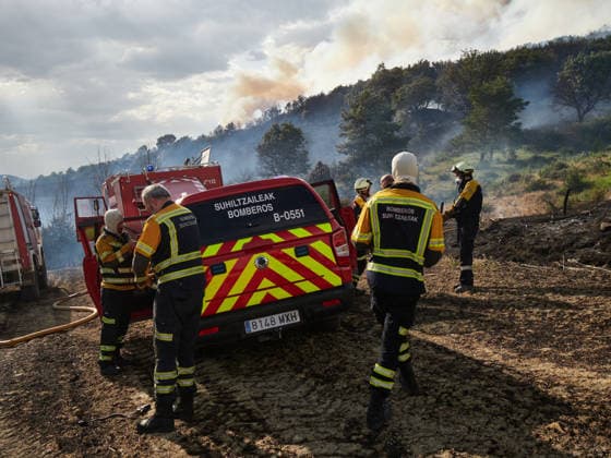 Operational Level 2 Activated Due to Fire in Ezcabarte, Navarre. Several fire crews are working to extinguish a fire on June 25, 2026, in Ezcabarte, Navarre, Spain. At 6:45 p.m., the Government of Navarre activated Operational Level 2 of the INFONA Special Civil Protection Plan for Forest Fires, based on current data regarding the progression of the forest fire taking place on the slopes of Mount San Cristóbal. The fire alert was was issued at 5:42 p.m. The fire originated in a field located on the mountain’s slopes, near kilometer marker 2.4 on the NA 4210 highway, in the municipality of Makirriain, and has spread to a pine forest area, as reported by 112 SOS Navarra. JUNE 25, 2026 FIRE EMERGENCY LEVEL 2 FIRE DEPARTMENT Ezcabarte Navarra  Copyright: xEduardoxSanzx 7622611