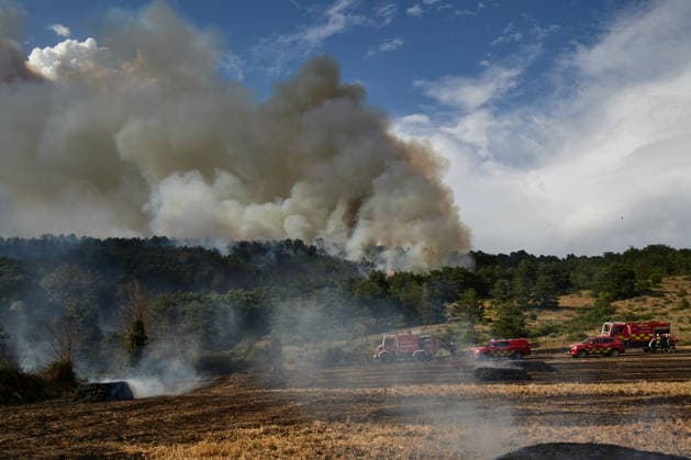 Operational Level 2 Activated Due to Fire in Ezcabarte, Navarre. Several fire crews are working to extinguish a fire on June 25, 2026, in Ezcabarte, Navarre, Spain. At 6:45 p.m., the Government of Navarre activated Operational Level 2 of the INFONA Special Civil Protection Plan for Forest Fires, based on current data regarding the progression of the forest fire taking place on the slopes of Mount San Cristóbal. The fire alert was was issued at 5:42 p.m. The fire originated in a field located on the mountain’s slopes, near kilometer marker 2.4 on the NA 4210 highway, in the municipality of Makirriain, and has spread to a pine forest area, as reported by 112 SOS Navarra. JUNE 25, 2026 FIRE EMERGENCY LEVEL 2 FIRE DEPARTMENT Ezcabarte Navarra  Copyright: xEduardoxSanzx 7622615