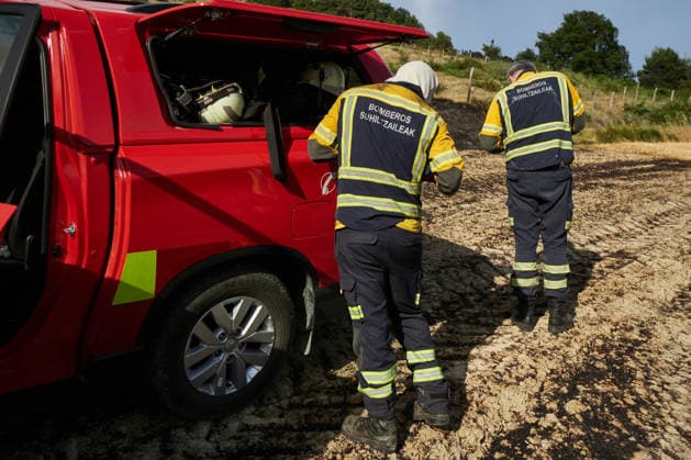 Operational Level 2 Activated Due to Fire in Ezcabarte, Navarre Several firefighters are working to extinguish a fire on June 25, 2026, in Ezcabarte, Navarre, Spain. At 6:45 p.m., the Government of Navarre activated Operational Level 2 of the INFONA Special Civil Protection Plan for Forest Fires, based on current data regarding the progression of the forest fire taking place on the slopes of Mount San Cristóbal. The fire alert was was issued at 5:42 p.m. The fire originated in a field located on the mountain’s slopes, near kilometer marker 2.4 on the NA 4210 highway, in the municipality of Makirriain, and has spread to a pine forest area, as reported by 112 SOS Navarra. JUNE 25, 2026 FIRE EMERGENCY LEVEL 2 FIRE DEPARTMENT Ezcabarte Navarra  Copyright: xEduardoxSanzx 7622617