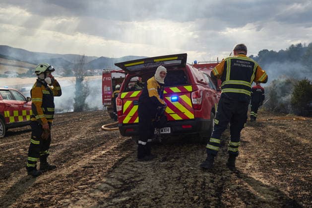 Operational Level 2 Activated Due to Fire in Ezcabarte, Navarre Several firefighters are working to extinguish a fire on June 25, 2026, in Ezcabarte, Navarre, Spain. At 6:45 p.m., the Government of Navarre activated Operational Level 2 of the INFONA Special Civil Protection Plan for Forest Fires, based on current data regarding the progression of the forest fire taking place on the slopes of Mount San Cristóbal. The fire alert was was issued at 5:42 p.m. The fire originated in a field located on the mountain’s slopes, near kilometer marker 2.4 on the NA 4210 highway, in the municipality of Makirriain, and has spread to a pine forest area, as reported by 112 SOS Navarra. JUNE 25, 2026 FIRE EMERGENCY LEVEL 2 FIRE DEPARTMENT Ezcabarte Navarra  Copyright: xEduardoxSanzx 7622619