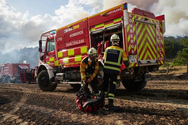 Operational Level 2 Activated Due to Fire in Ezcabarte, Navarre Several fire crews are working to extinguish a fire on June 25, 2026, in Ezcabarte, Navarre, Spain. At 6:45 p.m., the Government of Navarre activated Operational Level 2 of the INFONA Special Civil Protection Plan for Forest Fires, based on current data regarding the progression of the forest fire taking place on the slopes of Mount San Cristóbal. The fire alert was was issued at 5:42 p.m. The fire originated in a field located on the mountain’s slopes, near kilometer marker 2.4 on the NA 4210 highway, in the municipality of Makirriain, and has spread to a pine forest area, as reported by 112 SOS Navarra. JUNE 25, 2026 FIRE EMERGENCY LEVEL 2 FIRE DEPARTMENT Ezcabarte Navarra E  Copyright: xEduardoxSanzx 7622612