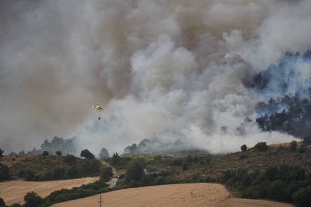 Operational Level 2 Activated Due to the Fire in Ezcabarte, Navarra View of the fire on June 25, 2026, in Ezcabarte, Navarre, Spain. At 6:45 p.m., the Government of Navarre activated Operational Level 2 of the INFONA Special Civil Protection Plan for Forest Fires, based on current data regarding the progression of the forest fire taking place on the slopes of Mount San Cristóbal. The fire alert was was issued at 5:42 p.m. The fire originated in a field located on the mountain’s slopes, near kilometer marker 2.4 on the NA 4210 highway, in the municipality of Makirriain, and has spread to a pine forest area, as reported by 112 SOS Navarra. JUNE 25, 2026 FIRE EMERGENCY LEVEL 2 FIRE DEPARTMENT SMOKE Ezcabarte Navarra Ezcabarte Navarra Spain  Copyright: xEduardoxSanzx 7622634