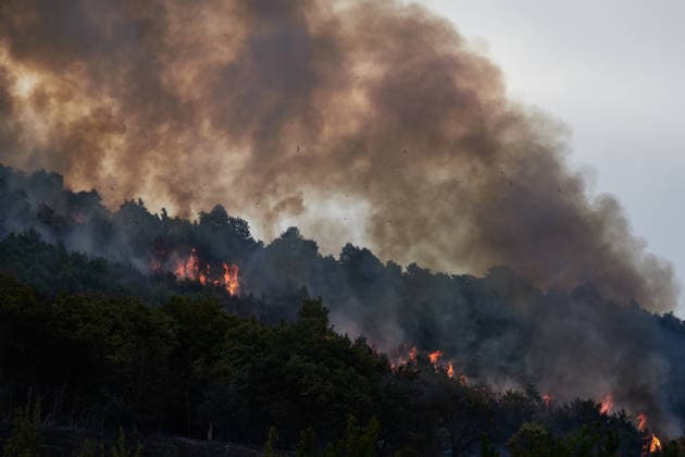 Operational Level 2 Activated Due to the Fire in Ezcabarte, Navarra View of the fire on June 25, 2026, in Ezcabarte, Navarre, Spain. At 6:45 p.m., the Government of Navarre activated Operational Level 2 of the INFONA Special Civil Protection Plan for Forest Fires, based on current data regarding the progression of the forest fire taking place on the slopes of Mount San Cristóbal. The fire alert was was issued at 5:42 p.m. The fire originated in a field located on the mountain’s slopes, near kilometer marker 2.4 on the NA 4210 highway, in the municipality of Makirriain, and has spread to a pine forest area, as reported by 112 SOS Navarra. JUNE 25, 2026 FIRE EMERGENCY LEVEL 2 FIRE DEPARTMENT SMOKE Ezcabarte Navarra Ezcabarte Navarra Spain  Copyright: xEduardoxSanzx 7622639