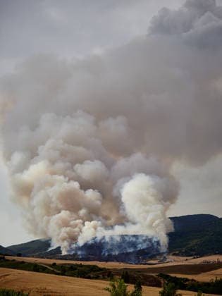 Operational Level 2 Activated Due to the Fire in Ezcabarte, Navarra View of the fire on June 25, 2026, in Ezcabarte, Navarre, Spain. At 6:45 p.m., the Government of Navarre activated Operational Level 2 of the INFONA Special Civil Protection Plan for Forest Fires, based on current data regarding the progression of the forest fire taking place on the slopes of Mount San Cristóbal. The fire alert was was issued at 5:42 p.m. The fire originated in a field located on the mountain’s slopes, near kilometer marker 2.4 on the NA 4210 highway, in the municipality of Makirriain, and has spread to a pine forest area, as reported by 112 SOS Navarra. JUNE 25, 2026 FIRE EMERGENCY LEVEL 2 FIRE DEPARTMENT SMOKE Ezcabarte Navarra Ezcabarte Navarra Spain  Copyright: xEduardoxSanzx 7622640