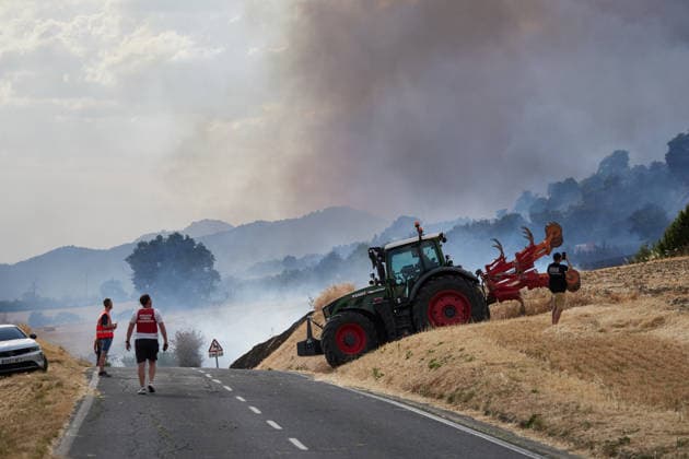 Operational Level 2 Activated Due to Fire in Ezcabarte, Navarre Several people are trying to extinguish a fire on June 25, 2026, in Ezcabarte, Navarre, Spain. At 6:45 p.m., the Government of Navarre activated Operational Level 2 of the INFONA Special Civil Protection Plan for Forest Fires, based on current data regarding the progression of the forest fire taking place on the slopes of Mount San Cristóbal. The fire alert was was issued at 5:42 p.m. The fire originated in a field located on the mountain’s slopes, near kilometer marker 2.4 on the NA 4210 highway, in the municipality of Makirriain, and has spread to a pine forest area, as reported by 112 SOS Navarra. JUNE 25, 2026 FIRE EMERGENCY LEVEL 2 FIRE DEPARTMENT SMOKE Ezcabarte Navarra  Copyright: xEduardoxSanzx 7622644