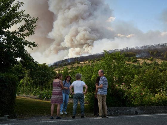 Operational Level 2 Activated Due to the Fire in Ezcabarte, Navarre Several residents observe a fire on June 25, 2026, in Ezcabarte, Navarre, Spain. At 6:45 p.m., the Government of Navarre activated Operational Level 2 of the INFONA Special Civil Protection Plan for Forest Fires, based on current data regarding the progression of the forest fire taking place on the slopes of Mount San Cristóbal. The fire alert was was issued at 5:42 p.m. The fire originated in a field located on the mountain’s slopes, near kilometer marker 2.4 on the NA 4210 highway, in the municipality of Makirriain, and has spread to a pine forest area, as reported by 112 SOS Navarra. JUNE 25, 2026 FIRE EMERGENCY LEVEL 2 FIREFIGHTERS SMOKE FIREFIGHTING HELICOPTER Ezcabar  Copyright: xEduardoxSanzx 7622651
