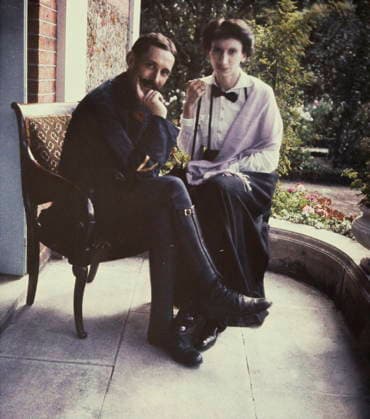RECORD DATE NOT STATED French couple, 1908; photographed in Autochrome Lumière, an early colour photography process. French couple, 1908; photographed in Autochrome Lumière, an early colour photography process. Patented in 1903 by the Lumière brothers in France and first marketed in 1907, it was the principal colour photography process in use before the advent of subtractive colour film in the mid-1930s Editorial use only. All other uses to be cleared with the copyright owner (World History Archive), in advance., WHA_103_0433.jpg, French couple; 1908; Autochrome Lumière; early colour photography; Lumière brothers; France; patented; 1903; marketed; 1907; principal colour photography process; subtractive colour film; mid-1930s; vintage; his Copyright: xx