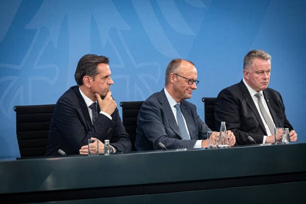 Berlin, Pressekonferenz von Bundeskanzler Merz, Ministerpräsident Schnieder sowie Ministerpräsident Lies im Anschluss an die Beratung mit den Regierungschefinnen und Regierungschefs der Länder (MPK) Bundeskanzler Friedrich Merz (CDU), Olaf Lies (Ministerpräsident von Niedersachsen, SPD) und Gordon Schnieder (Ministerpräsident Rheinland-Pfalz, CDU) geben am 25.06.2026 eine gemeinsame Pressekonferenz im Anschluss an die Beratung mit den Regierungschefinnen und Regierungschefs der Länder (MPK) im Bundeskanzleramt in Berlin. Berlin Bundeskanzleramt Berlin Deutschland *** Berlin, press conference by Federal Chancellor Merz, Minister President Schnieder, and Minister President Lies following consultations with the heads of government of the