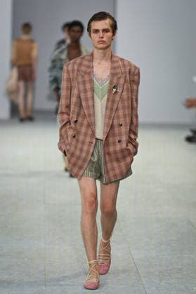 PFW - Dries Von Noten Runway in Paris FA A model walks the runway the Spring Summer 2027 collection by Belgian fashion designer Julian Klausner for Dries Von Noten during the Paris Fashion Week, on June 25, 2026. Photo by Firas Abdullah ABACAPRESS.COM Paris Ile-de-France France  Copyright: xAbdullahxFiras ABACAx