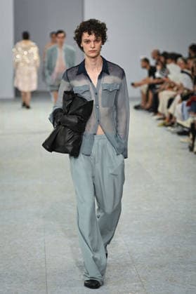 PFW - Dries Von Noten Runway in Paris FA A model walks the runway the Spring Summer 2027 collection by Belgian fashion designer Julian Klausner for Dries Von Noten during the Paris Fashion Week, on June 25, 2026. Photo by Firas Abdullah ABACAPRESS.COM Paris Ile-de-France France  Copyright: xAbdullahxFiras ABACAx