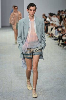 PFW - Dries Von Noten Runway in Paris FA A model walks the runway the Spring Summer 2027 collection by Belgian fashion designer Julian Klausner for Dries Von Noten during the Paris Fashion Week, on June 25, 2026. Photo by Firas Abdullah ABACAPRESS.COM Paris Ile-de-France France  Copyright: xAbdullahxFiras ABACAx