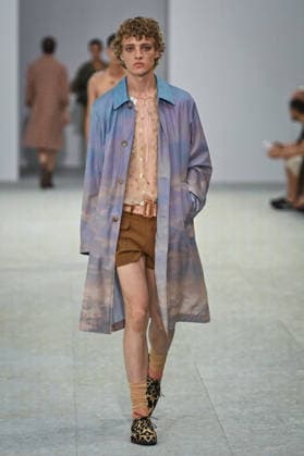 PFW - Dries Von Noten Runway in Paris FA A model walks the runway the Spring Summer 2027 collection by Belgian fashion designer Julian Klausner for Dries Von Noten during the Paris Fashion Week, on June 25, 2026. Photo by Firas Abdullah ABACAPRESS.COM Paris Ile-de-France France  Copyright: xAbdullahxFiras ABACAx