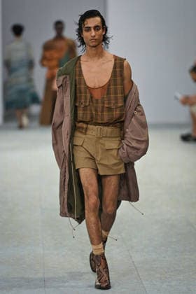 PFW - Dries Von Noten Runway in Paris FA A model walks the runway the Spring Summer 2027 collection by Belgian fashion designer Julian Klausner for Dries Von Noten during the Paris Fashion Week, on June 25, 2026. Photo by Firas Abdullah ABACAPRESS.COM Paris Ile-de-France France  Copyright: xAbdullahxFiras ABACAx