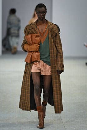 PFW - Dries Von Noten Runway in Paris FA A model walks the runway the Spring Summer 2027 collection by Belgian fashion designer Julian Klausner for Dries Von Noten during the Paris Fashion Week, on June 25, 2026. Photo by Firas Abdullah ABACAPRESS.COM Paris Ile-de-France France  Copyright: xAbdullahxFiras ABACAx