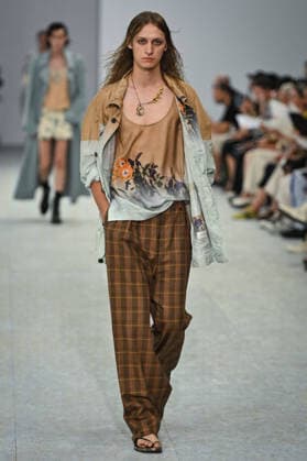 PFW - Dries Von Noten Runway in Paris FA A model walks the runway the Spring Summer 2027 collection by Belgian fashion designer Julian Klausner for Dries Von Noten during the Paris Fashion Week, on June 25, 2026. Photo by Firas Abdullah ABACAPRESS.COM Paris Ile-de-France France  Copyright: xAbdullahxFiras ABACAx