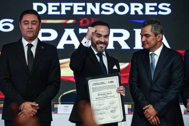 Abelardo de la Espriella officially declared Colombia s President-elect BOGOTA, COLOMBIA - JUNE 25: Colombia s President-elect Abelardo de la Espriella (C) and Vice President-elect Jose Manuel Restrepo (not seen) display their official certificates during the inauguration ceremony as the new President of Colombia, in Bogota, Colombia, on June 25, 2026. Lucas Aguayo Araos Anadolu Bogota Colombia. Editorial use only. Please get in touch for any other usage.  Copyright: x2026xAnadoluxLucasxAguayoxAraosx