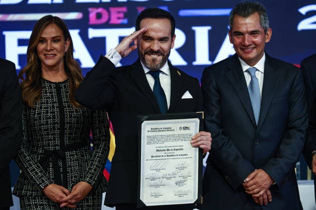 Abelardo de la Espriella officially declared Colombia s President-elect BOGOTA, COLOMBIA - JUNE 25: Colombia s President-elect Abelardo de la Espriella (C) and Vice President-elect Jose Manuel Restrepo (not seen) display their official certificates during the inauguration ceremony as the new President of Colombia, in Bogota, Colombia, on June 25, 2026. Lucas Aguayo Araos Anadolu Bogota Colombia. Editorial use only. Please get in touch for any other usage.  Copyright: x2026xAnadoluxLucasxAguayoxAraosx