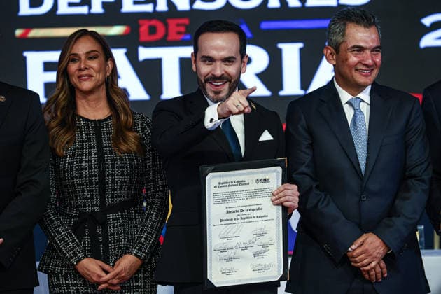 Abelardo de la Espriella officially declared Colombia s President-elect BOGOTA, COLOMBIA - JUNE 25: Colombia s President-elect Abelardo de la Espriella (C) and Vice President-elect Jose Manuel Restrepo (not seen) display their official certificates during the inauguration ceremony as the new President of Colombia, in Bogota, Colombia, on June 25, 2026. Lucas Aguayo Araos Anadolu Bogota Colombia. Editorial use only. Please get in touch for any other usage.  Copyright: x2026xAnadoluxLucasxAguayoxAraosx