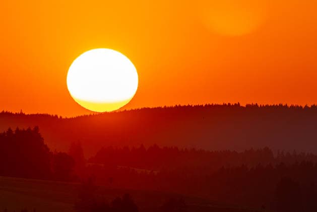 Sommerabend in Bayern Blick in den Sonnenuntergang im Ostallgäu., Rückholz Bayern Deutschland *** Summer Evening in Bavaria: A View of the Sunset in Ostallgäu, Rückholz, Bavaria, Germany