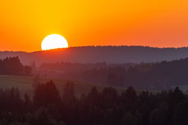 Sommerabend in Bayern Blick in den Sonnenuntergang im Ostallgäu., Rückholz Bayern Deutschland *** Summer Evening in Bavaria: A View of the Sunset in Ostallgäu, Rückholz, Bavaria, Germany