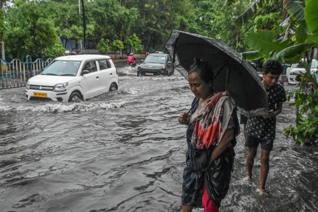 Heavy Rain Caused Massive Waterlogging In Kolkata. Cars make their way through a flooded street caused by heavy rain in Kolkata, India, on June 25, 2026. Kolkata India  Copyright: xDebarchanxChatterjeex originalFilename: chatterjee-notitle260625_np6n0.jpg