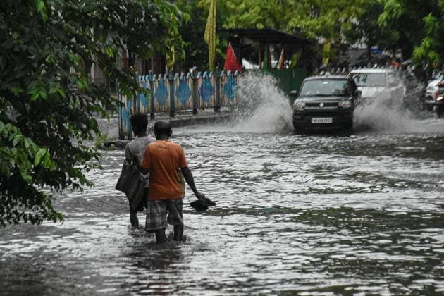 Heavy Rain Caused Massive Waterlogging In Kolkata. Cars make their way through a flooded street caused by heavy rain in Kolkata, India, on June 25, 2026. Kolkata India  Copyright: xDebarchanxChatterjeex originalFilename: chatterjee-notitle260625_np9ys.jpg