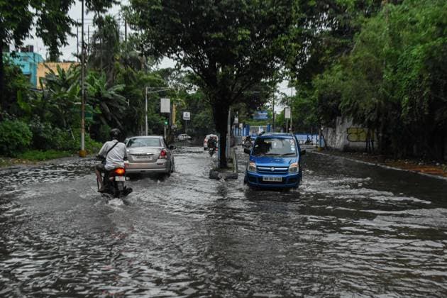 Heavy Rain Caused Massive Waterlogging In Kolkata. Cars make their way through a flooded street caused by heavy rain in Kolkata, India, on June 25, 2026. Kolkata India  Copyright: xDebarchanxChatterjeex originalFilename: chatterjee-notitle260625_npaOn.jpg