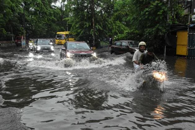 Heavy Rain Caused Massive Waterlogging In Kolkata. Cars make their way through a flooded street caused by heavy rain in Kolkata, India, on June 25, 2026. Kolkata India  Copyright: xDebarchanxChatterjeex originalFilename: chatterjee-notitle260625_npIso.jpg